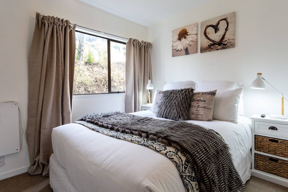 Beautiful Spacious Lake View City Townhouse view 2