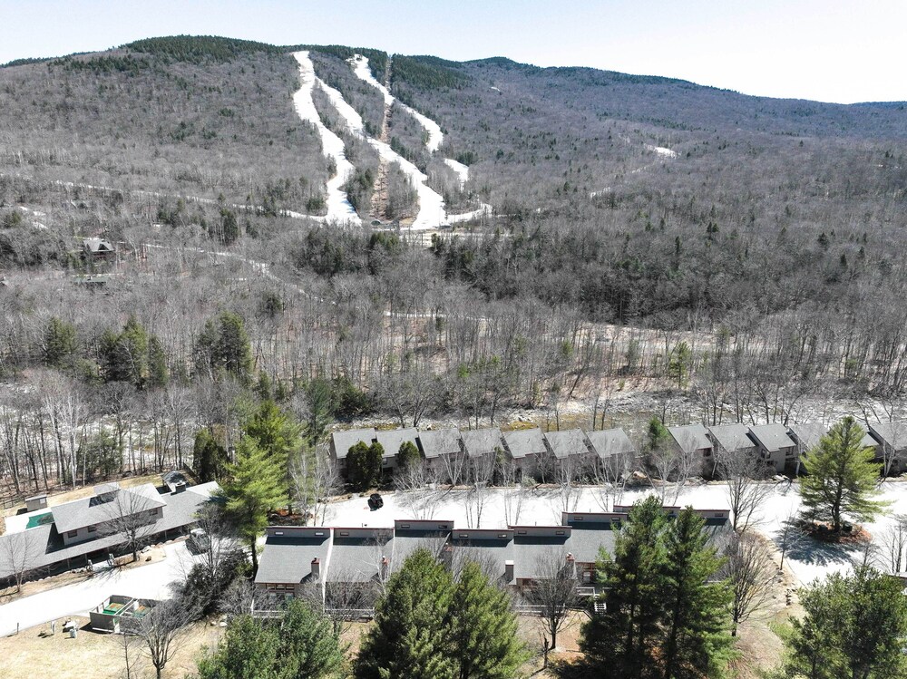 Hotel Well-appointed Lincoln Abode: Ski, Swim + Fish! - Image 1