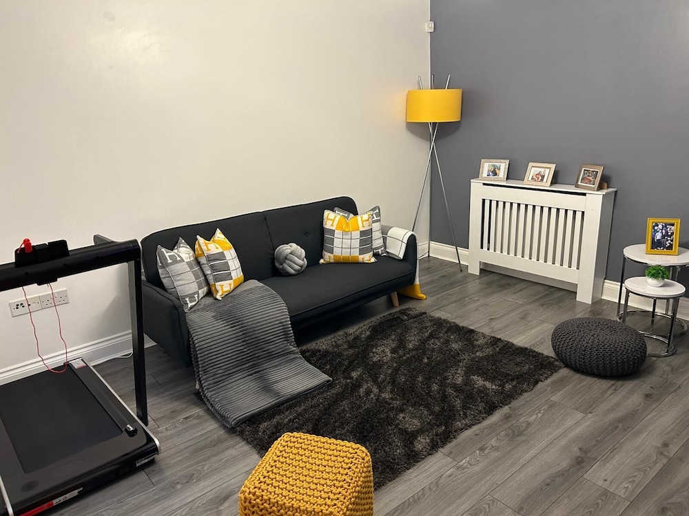Cosy Modern Double Room Fully Equipped view 4