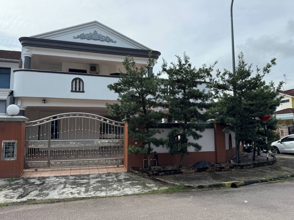 Cozy Johor Bahru Home With Family Room and Unblock Balcony View