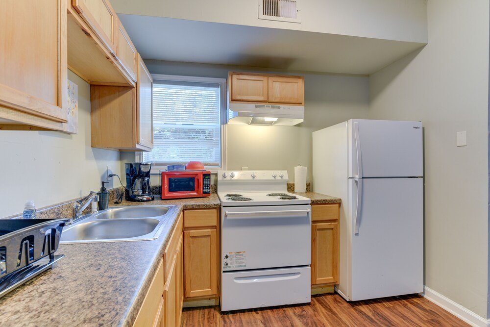 < 1 Mi to Pleasure Pier: Unit in Galveston!
