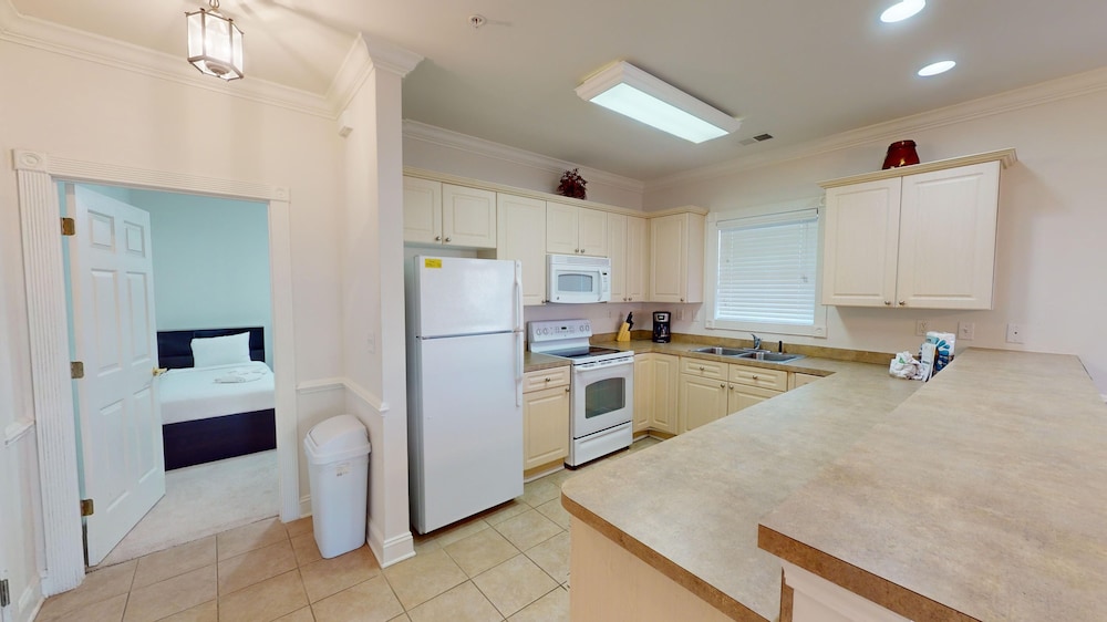 Magnolia Pointe Luster Leaf 4869-301 3 Bedroom Condo