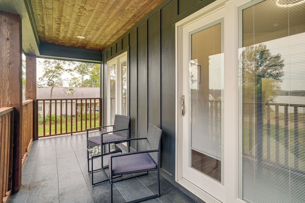 Lake-view Retreat w/ Games & Yard in Daingerfield