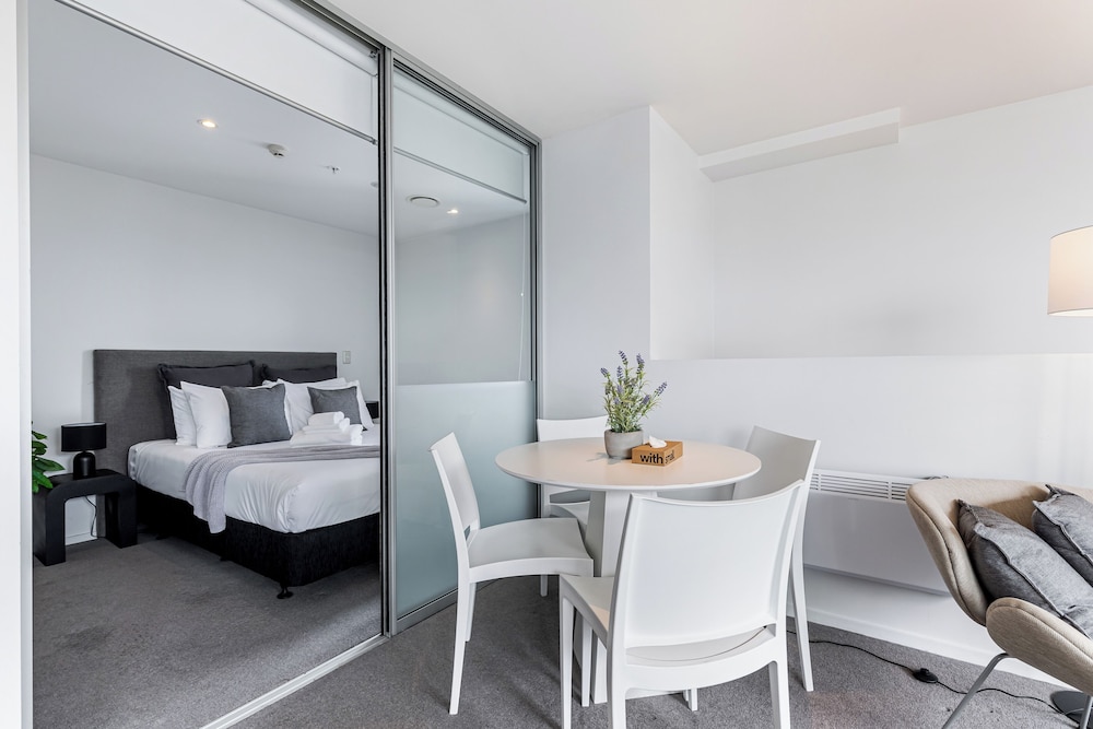 Pool, Gym & Modern 2BR Sky Tower View Zodiak Stays