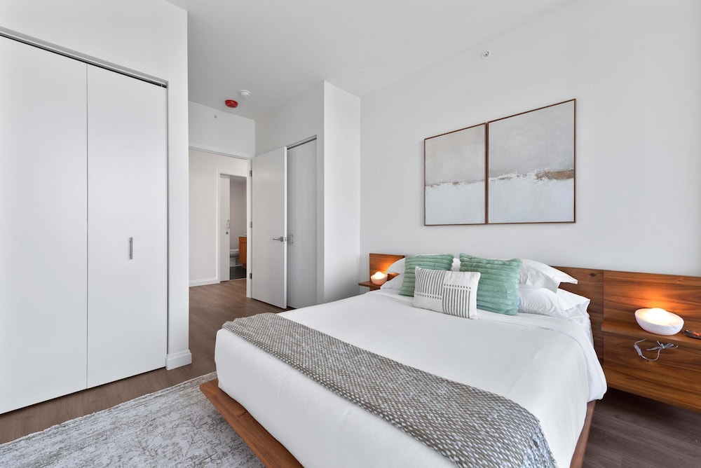 Sky-high Living Lake Views Elite Experience