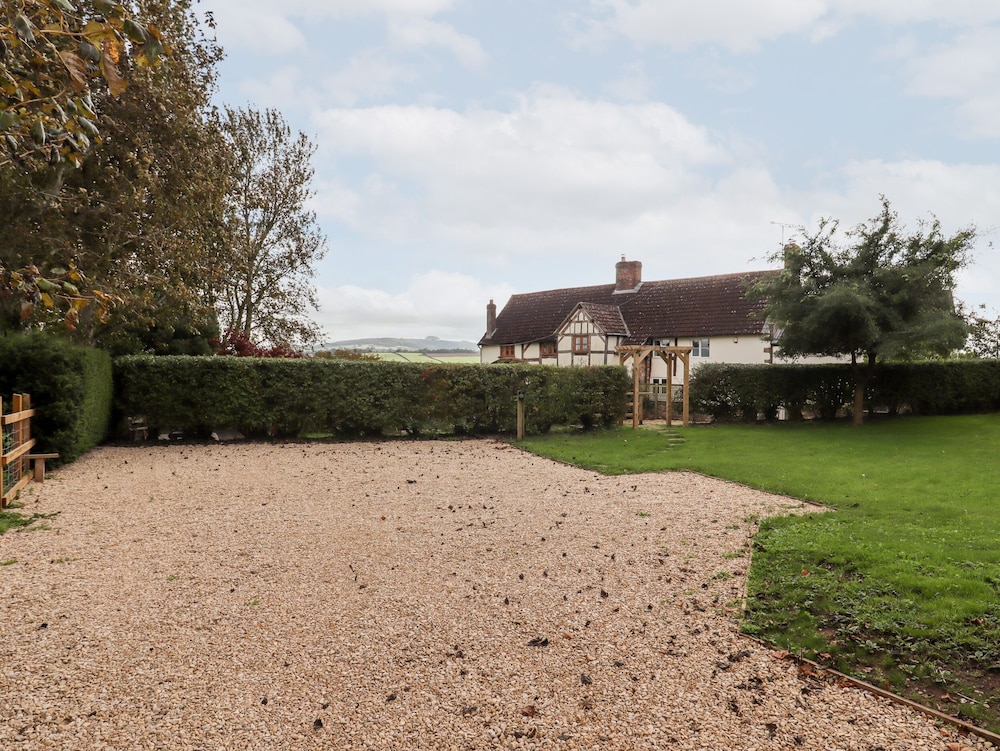 1 White House Cottages