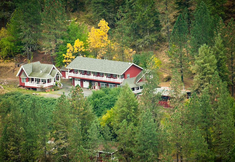 Hearthstone Elegant Lodge by the River