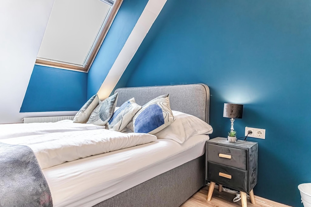 Stunning 12BR Floor For 24 People