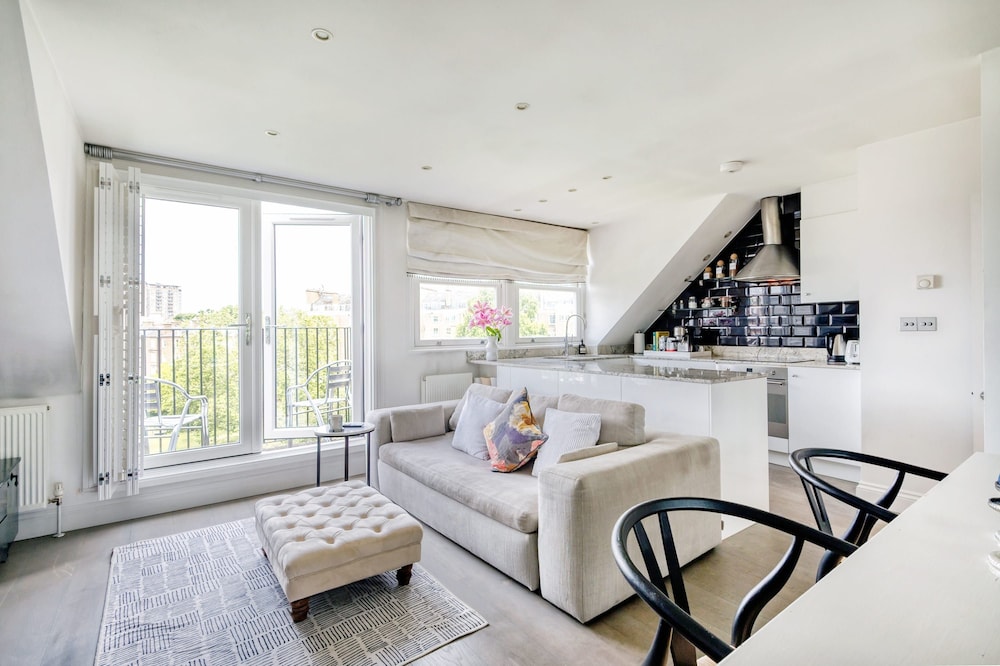 The Luxury Treehouse - One bed Little Venice - by Out of Office Lifestyle