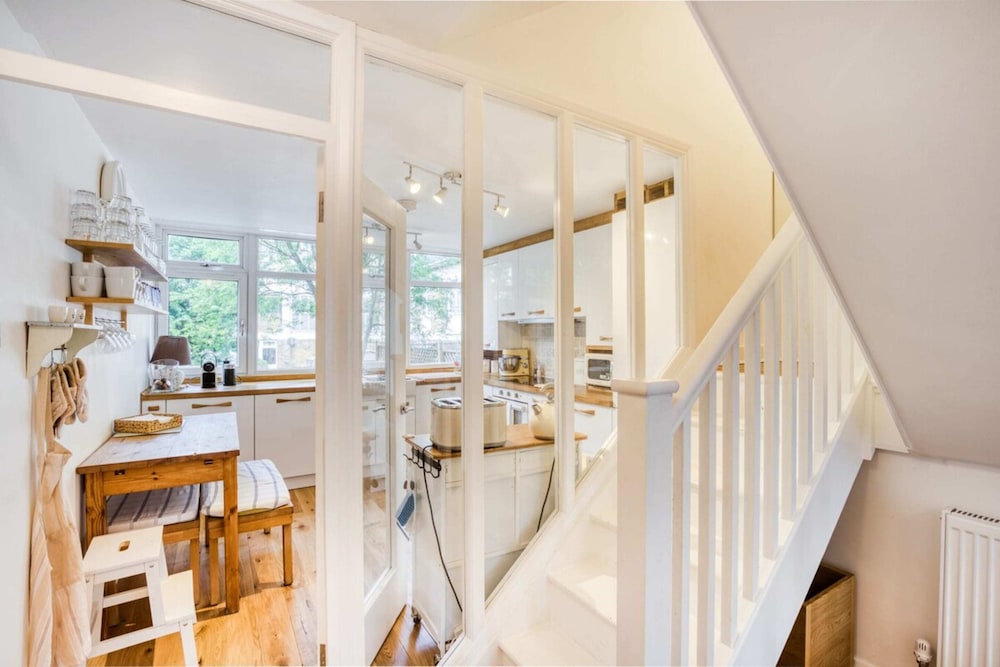 Homely 4 Bedroom House in Brixton