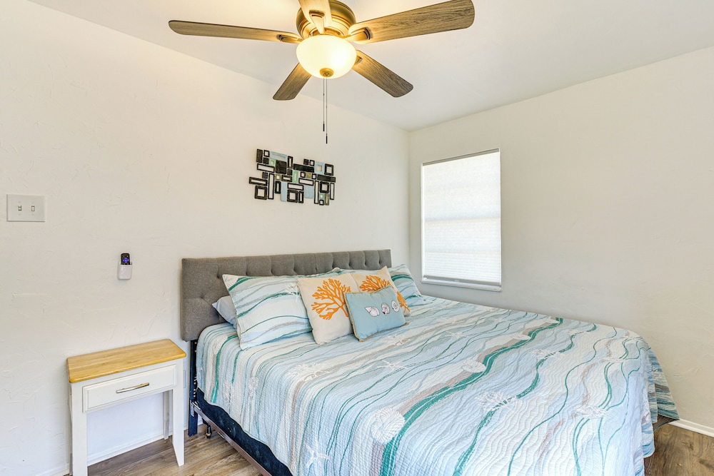 Walk to Beach: Ocean-view Home w/ Deck in Freeport