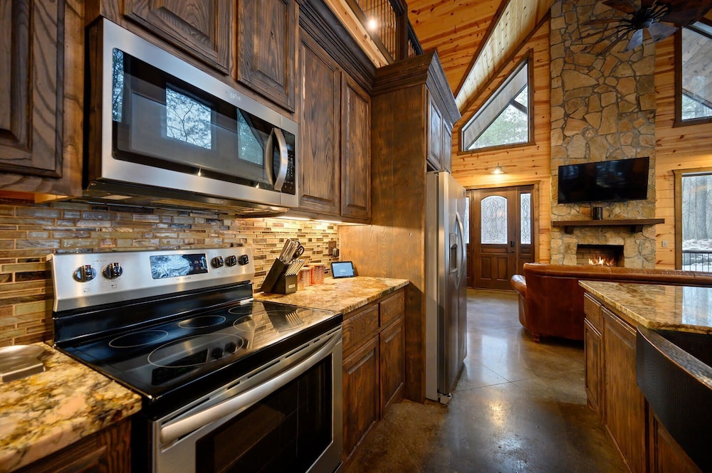 Cabin Vibe - Bunkroom - 3 King - Firepit - Shuffleboard