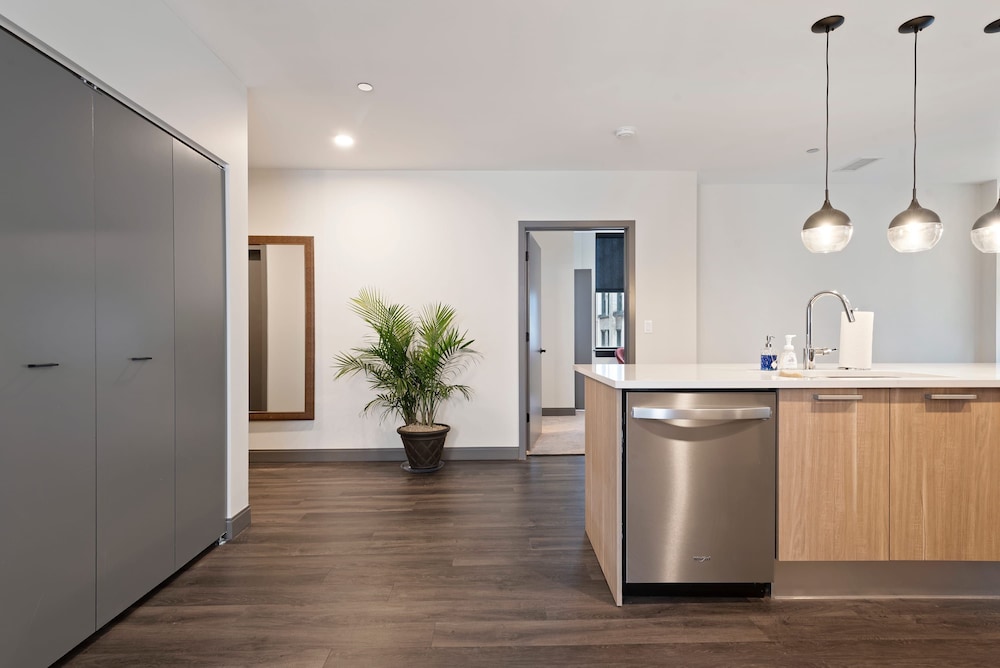 Urban Retreat 2BR Resort Amenities Downtown