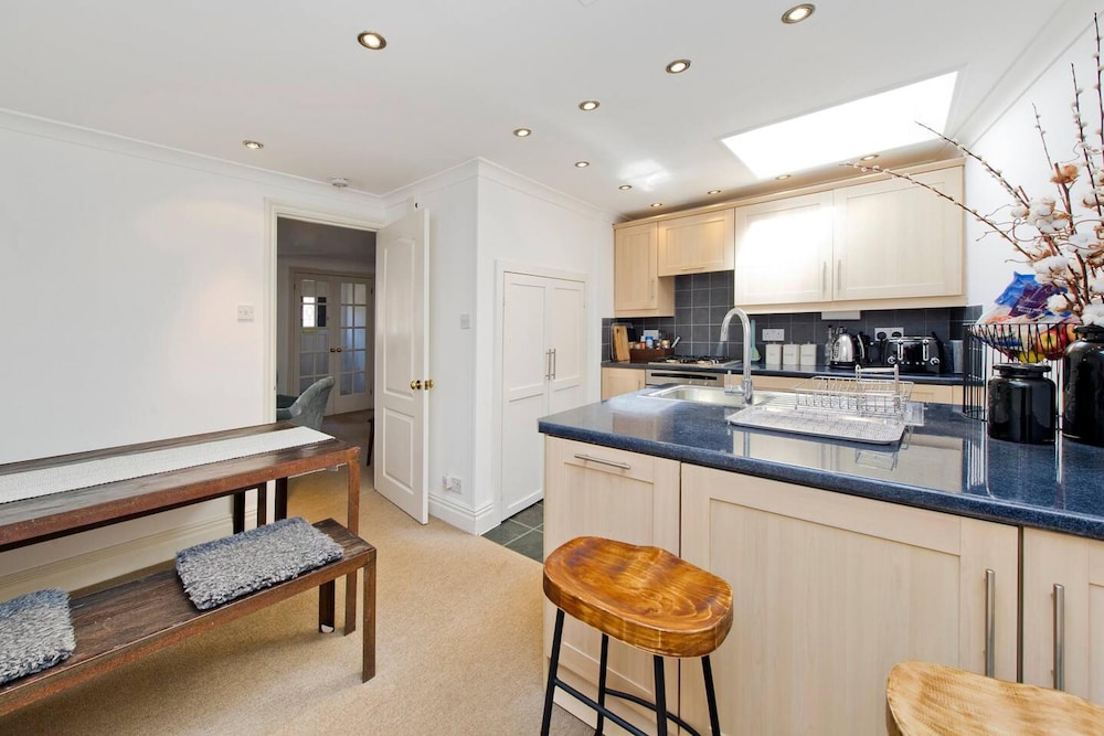 Traditional 2-bed Apartment Notting Hill