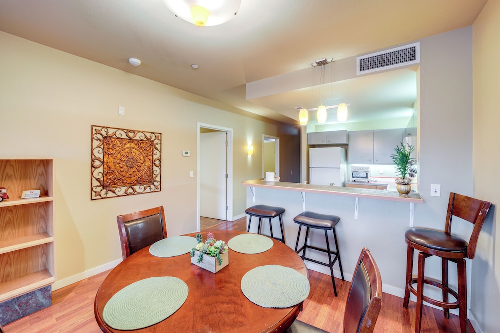Walk to Lake Chelan: Condo w/ Pool Access