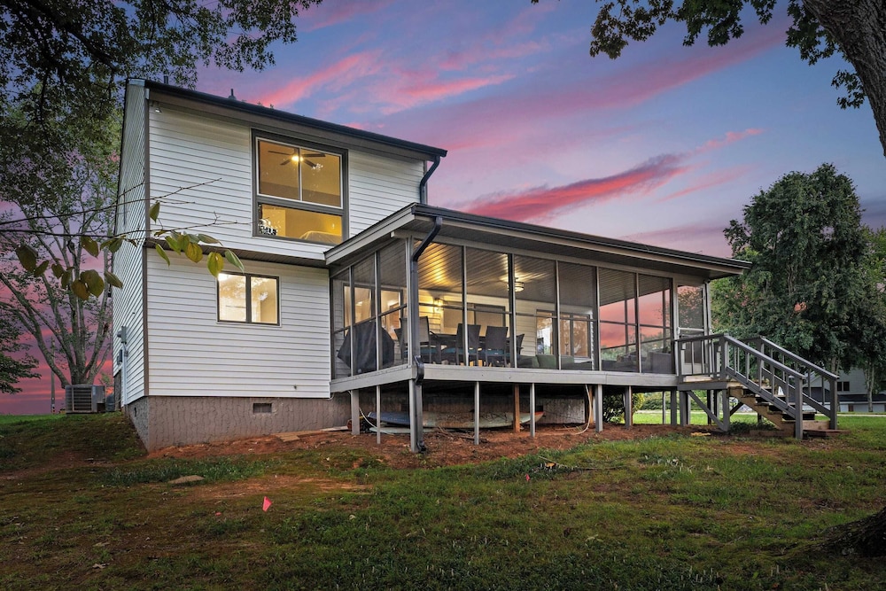 Lake Norman Waterfront Home w/ Covered Porch, Sunset Views & Easy Access to Dining, Shopping & Uptown Charlotte Adventures Sunsets on Shoreline