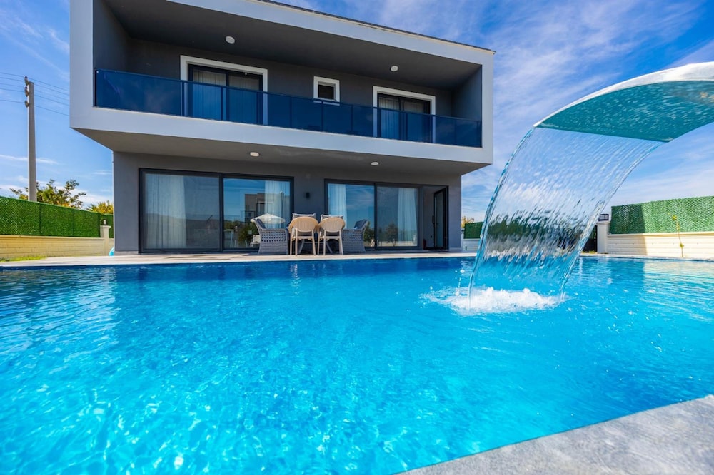 Villa Grand Yasar 1 With 4 Bedrooms and 4 Bathrooms