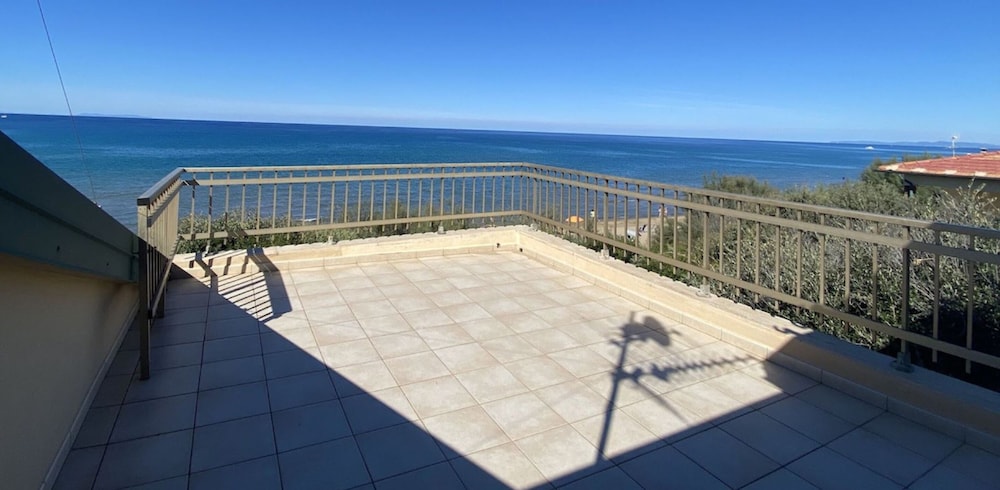 Villa Papini Seafront With 3 Apartments and Garden-rif Papi