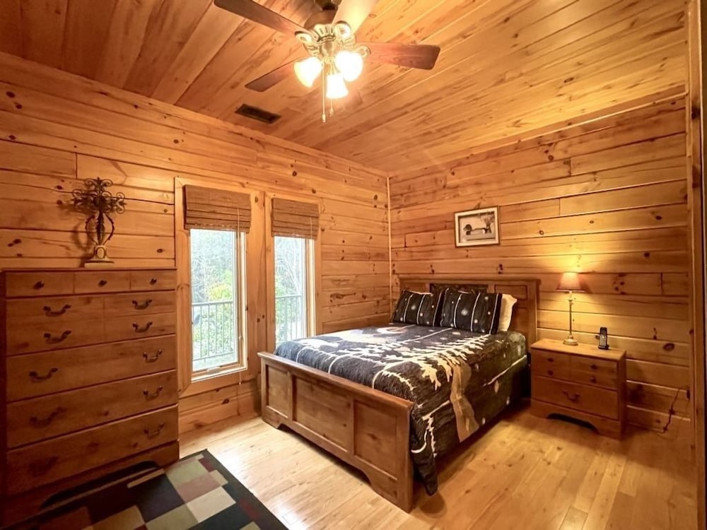 A true log cabin with 360 degree mountain views - Pet and Motorcycle friendly! 5 Bedroom Cabin by RedAwning view 5