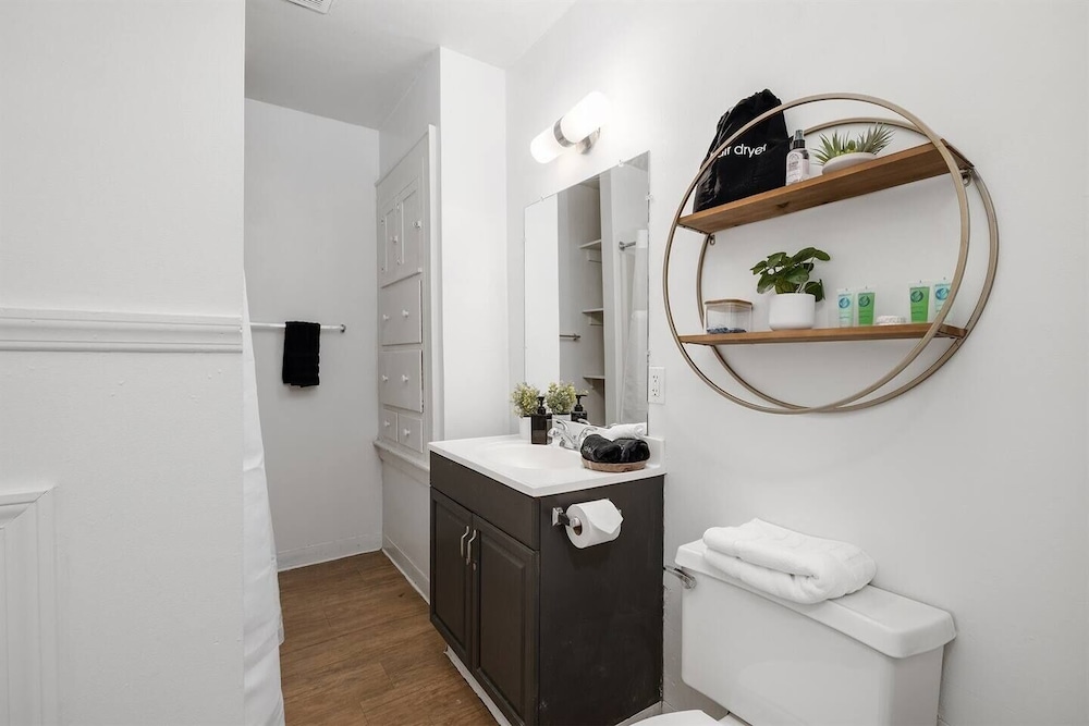 Pet-friendly Furnished Apt Near Emu Free Parking 2 Bedroom Apts