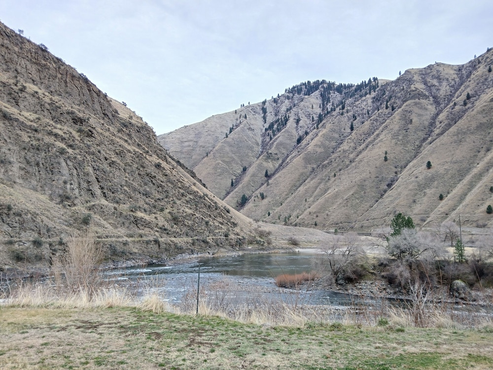 Salmon Rapids Lodge