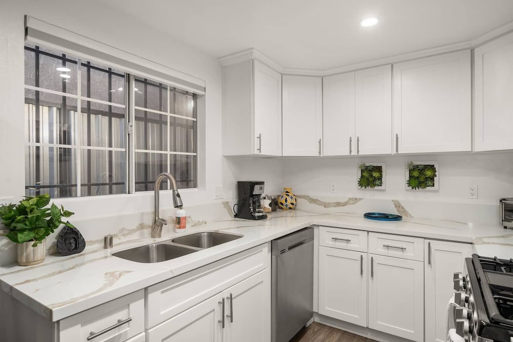 The Avalon - Modern Colorful w Private Parking, photo 11