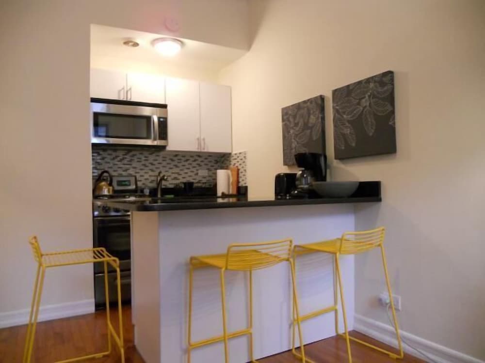 Midtown East 1BR Six DR27 - Image 3