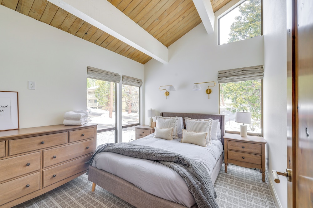 8 Mi to Northstar Slopes: Tahoe Gem w/ Fireplace