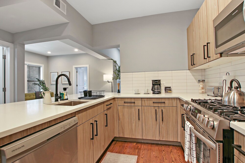 3BR Well-Furnished Apt - Kedzie 3F