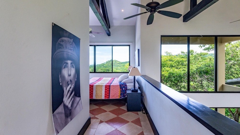 Nostalgic Retro Home on Luxurious Lot with a Private Infinity Pool and Ocean Views view 4
