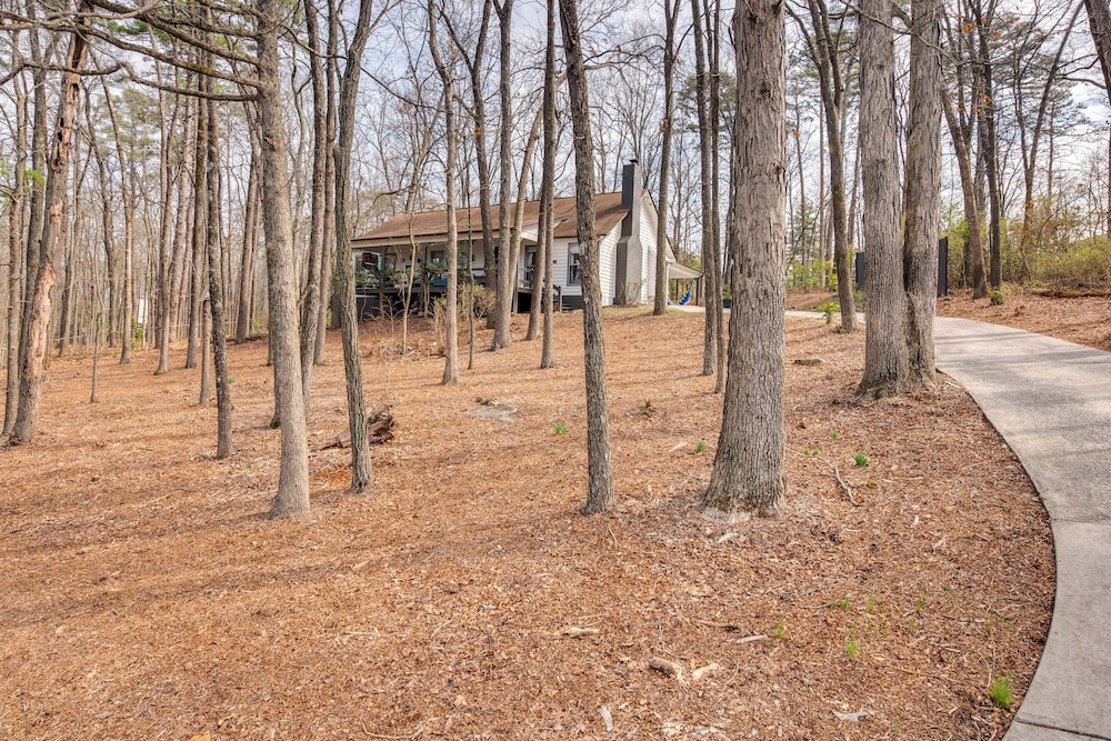 3 Mi to Marietta Square: Hot Tub Haven w/ 2 Patios