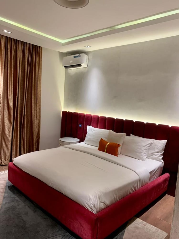 Sujimoto Residences - The AVEs