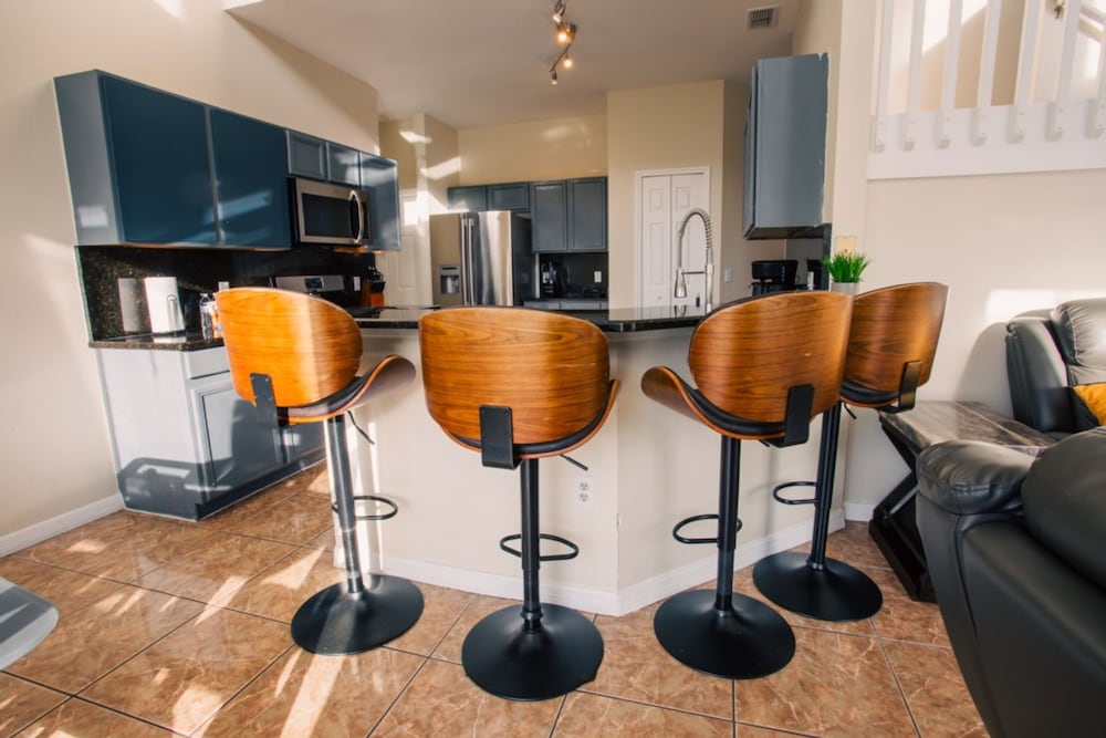 Cheerful 5 bed - 4 Bath Spacious Home
