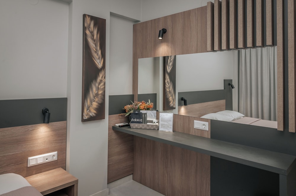 Elizabeth Queen Luxury Rooms view 2