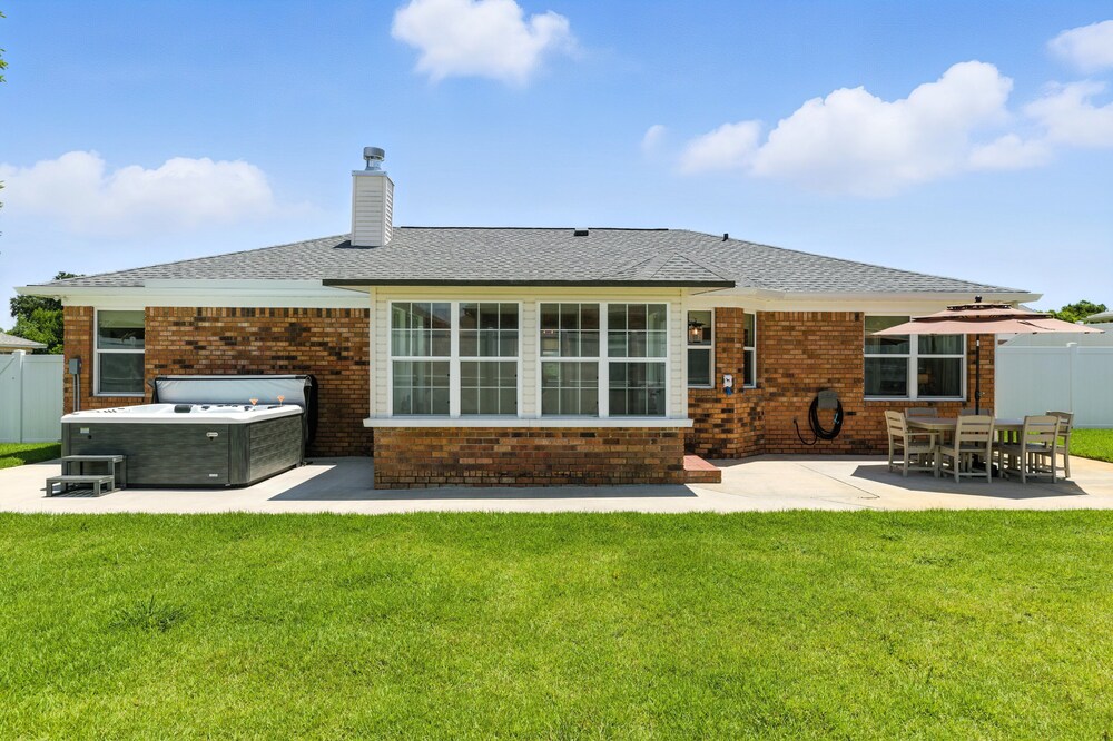 Sunny 3BR w/Hot Tub & Game Room Home
