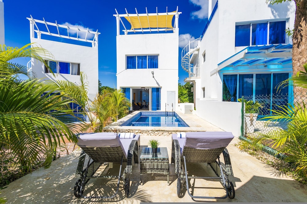 New Modern 2-lvl Punta Cana Villa in Gated Community With Private Pool Rooftop Jacuzzi