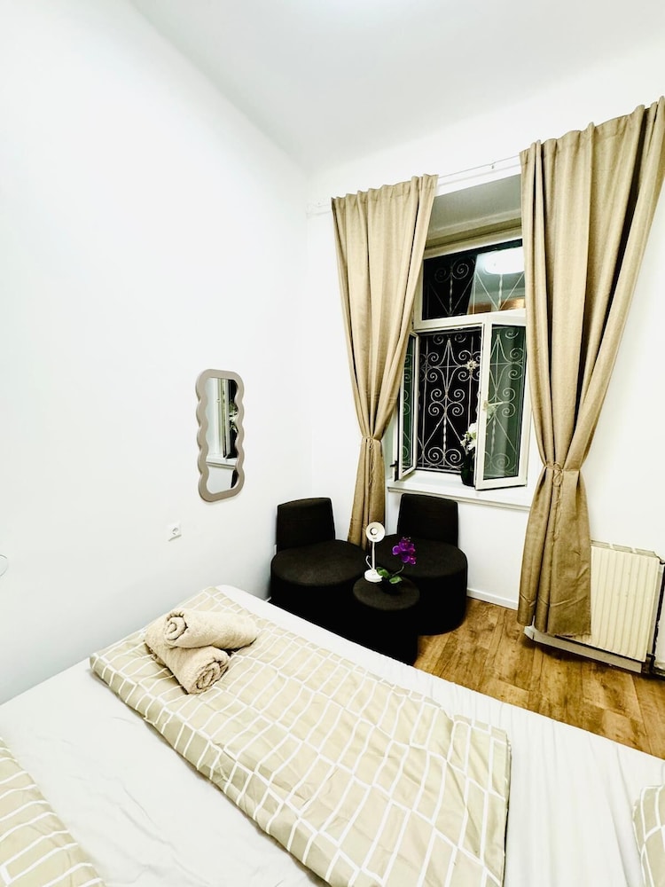 Family 9BR Apartment Near Augarten