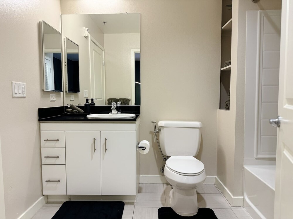 Stylish Retreat W Pool GYM Parking 10min to Cedars
