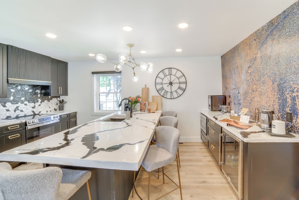 Walk to Waterfront: Michigan Retreat w/ Game Room
