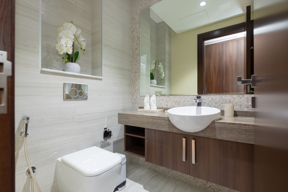 SIMPLY COMFORT Urban Chic Suites in J One Tower City & Canal Views