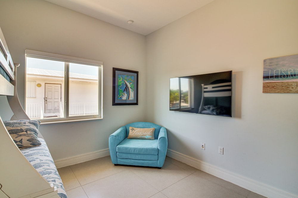 < 1 Mi to Pennekamp State Park: Luxe Home w/ Dock!