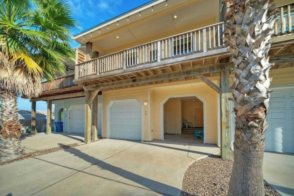 2 Homes in Las Palmeras by Avantstay Sleeps 18, Resort Pool + Private Patio Walk to Town, Golf Cart Zone