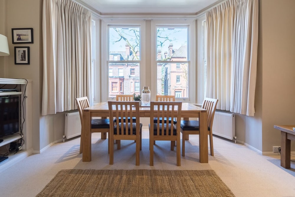 Homely 2 Bedroom Victorian Apartment in Hampstead