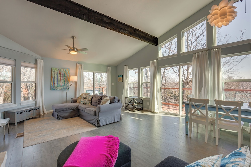 Serene Valley Views: Lake Texoma Retreat