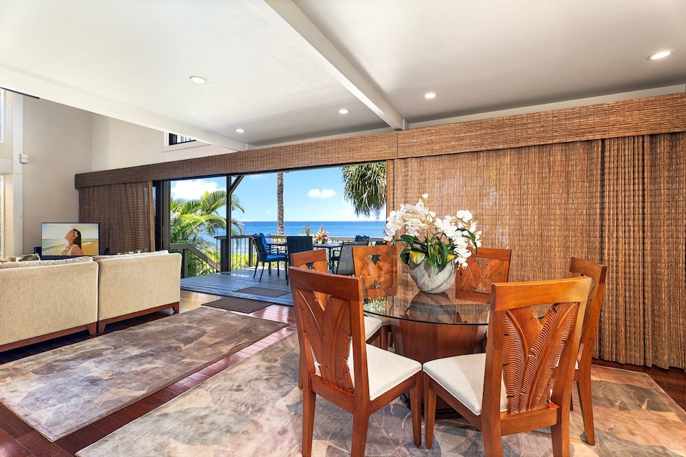 Beautiful Oceanfront - Air-conditioned - Sleeps 6 - Walk to Beach - Vrkcv