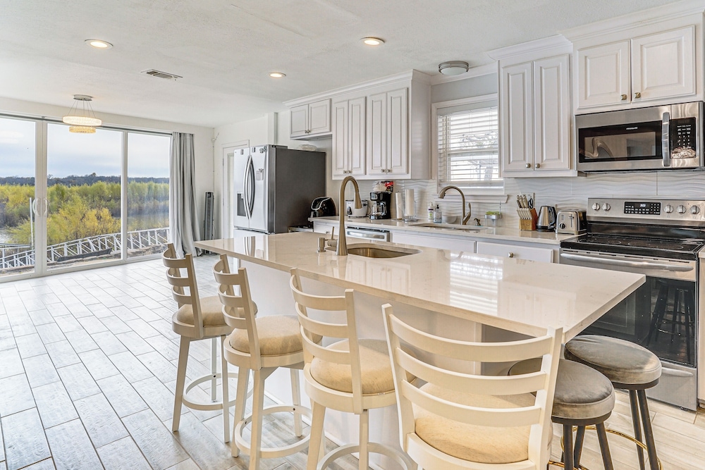 Lakefront Runaway Bay Retreat w/ Private Dock