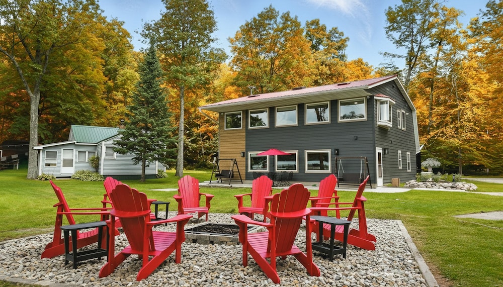5 BR Family Hangout I Lake Views I Firepit