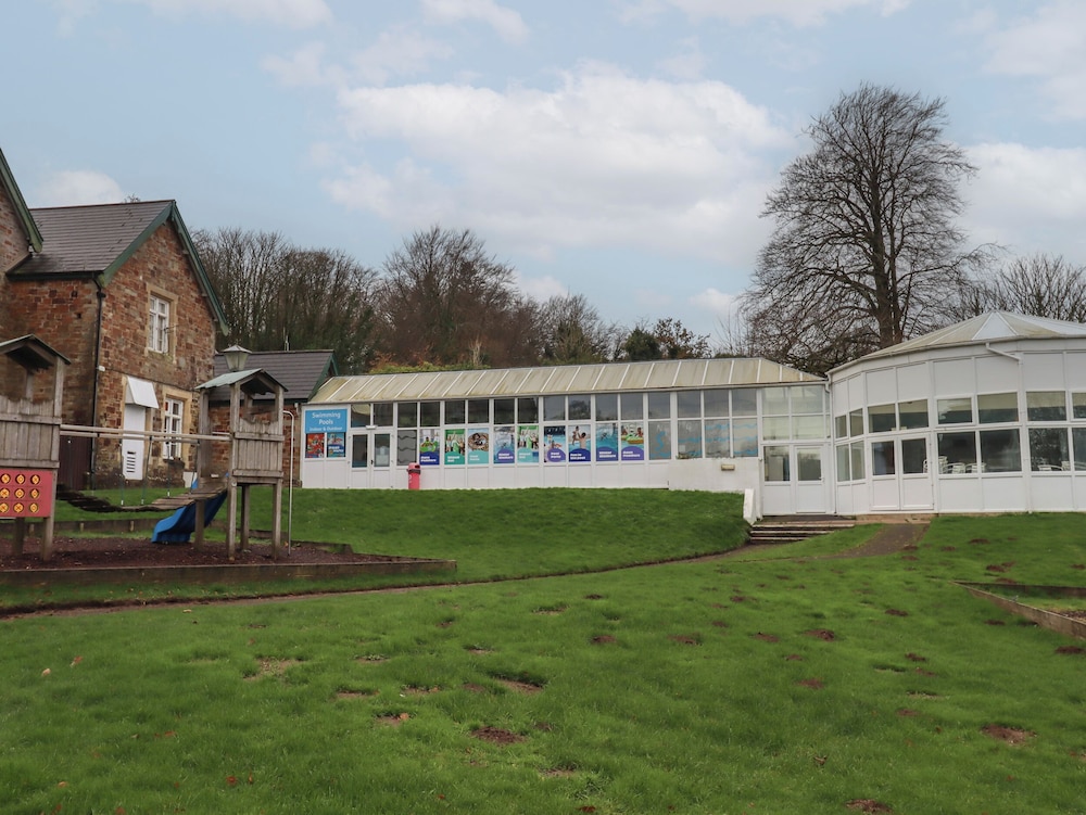 6 Manor Park