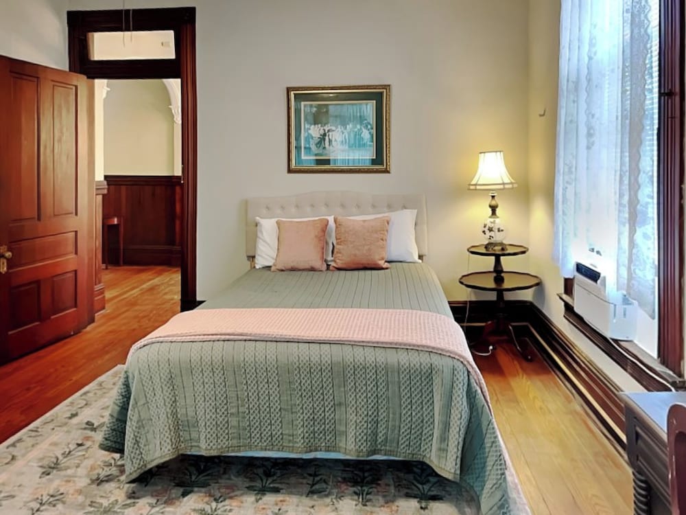 Victorian Rose by Ryson Vacation Rentals