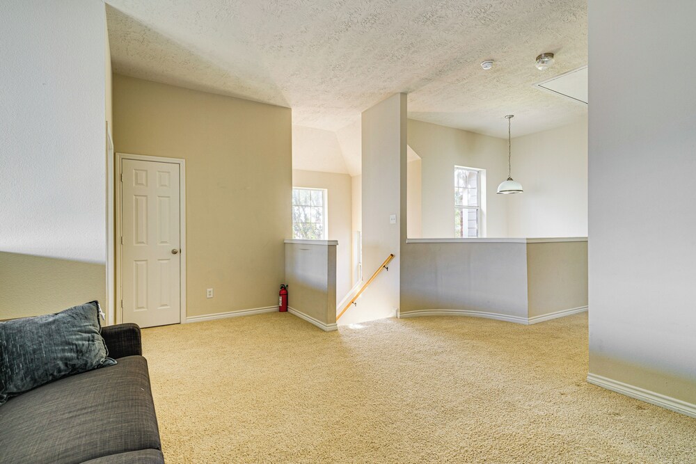 6 Mi to Texas A&m: Home w/ Pool Access